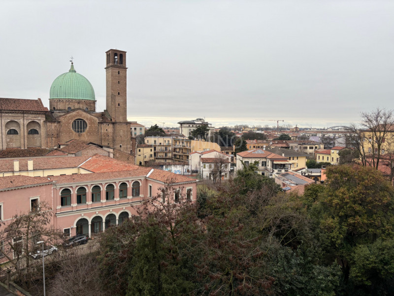 Appartamento libero e disponibile da subito, posto al 5° piano servito da ascensore, di un palazz...