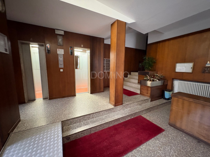 Appartamento libero e disponibile da subito, posto al 5° piano servito da ascensore, di un palazz...