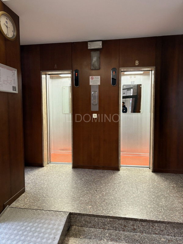 Appartamento libero e disponibile da subito, posto al 5° piano servito da ascensore, di un palazz...