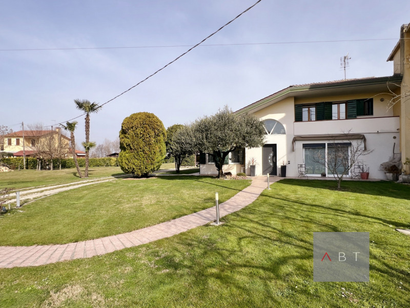 Situata nella frazione di Loreggiola, porzione di bifamiliare parzialmente ristrutturata e compos...