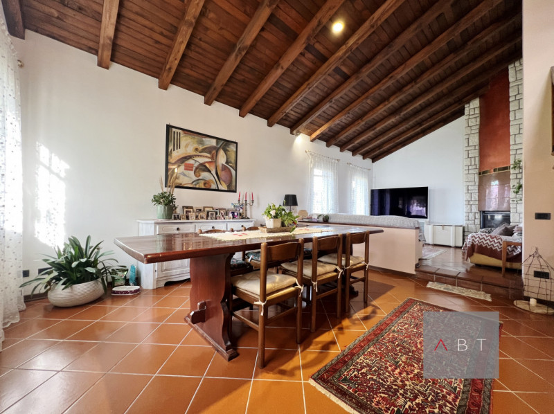 Situata nella frazione di Loreggiola, porzione di bifamiliare parzialmente ristrutturata e compos...