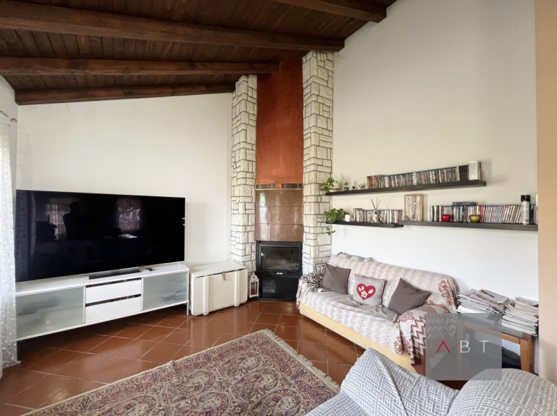 Situata nella frazione di Loreggiola, porzione di bifamiliare parzialmente ristrutturata e compos...