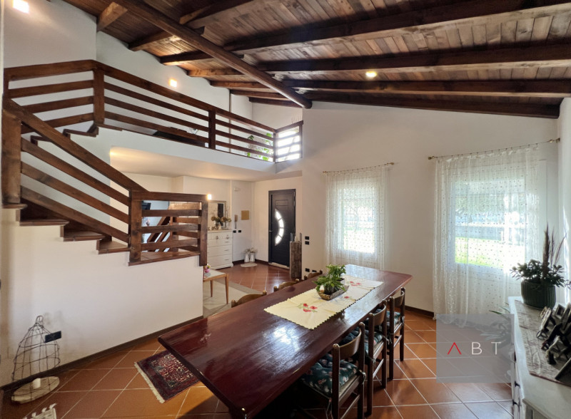 Situata nella frazione di Loreggiola, porzione di bifamiliare parzialmente ristrutturata e compos...