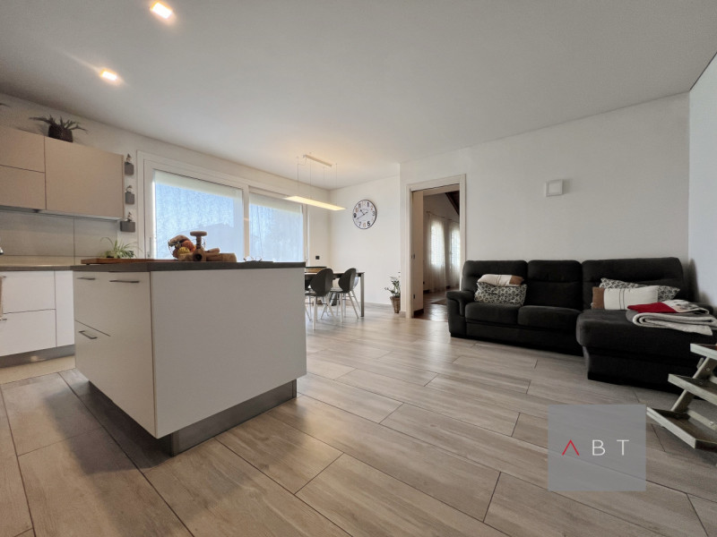 Situata nella frazione di Loreggiola, porzione di bifamiliare parzialmente ristrutturata e compos...