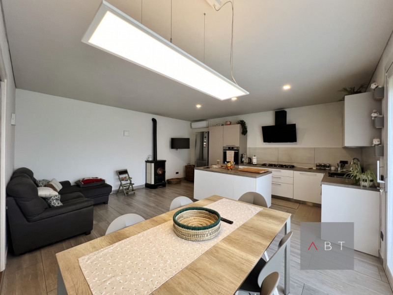 Situata nella frazione di Loreggiola, porzione di bifamiliare parzialmente ristrutturata e compos...