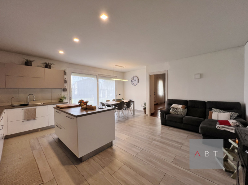 Situata nella frazione di Loreggiola, porzione di bifamiliare parzialmente ristrutturata e compos...