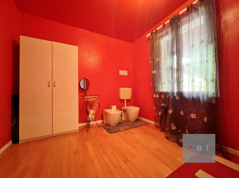 Situata nella frazione di Loreggiola, porzione di bifamiliare parzialmente ristrutturata e compos...