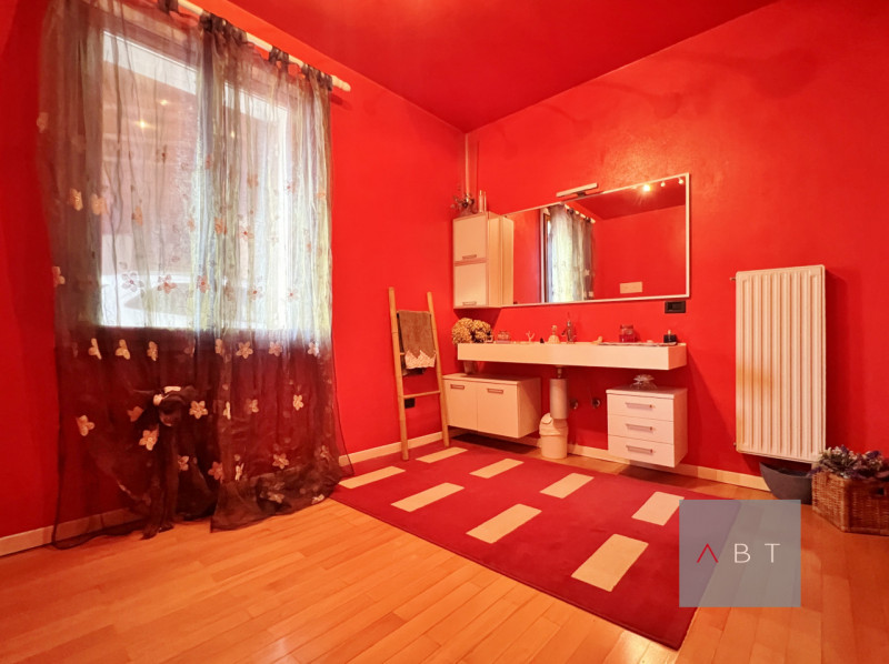 Situata nella frazione di Loreggiola, porzione di bifamiliare parzialmente ristrutturata e compos...