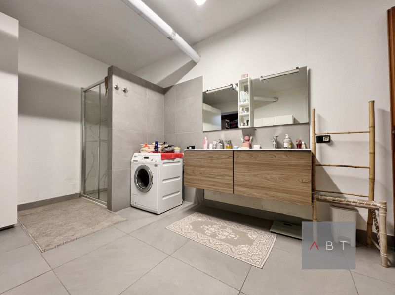 Situata nella frazione di Loreggiola, porzione di bifamiliare parzialmente ristrutturata e compos...