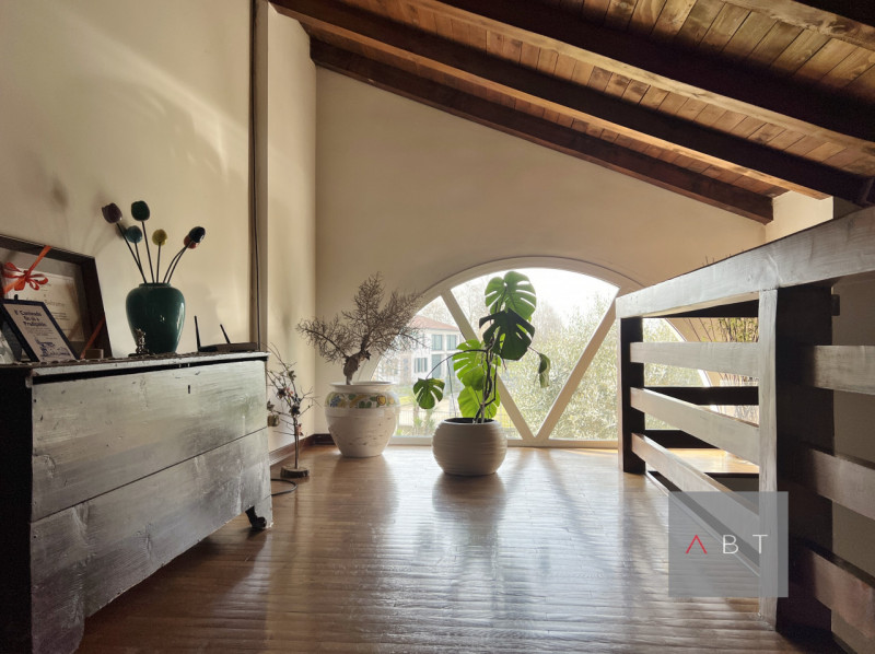 Situata nella frazione di Loreggiola, porzione di bifamiliare parzialmente ristrutturata e compos...