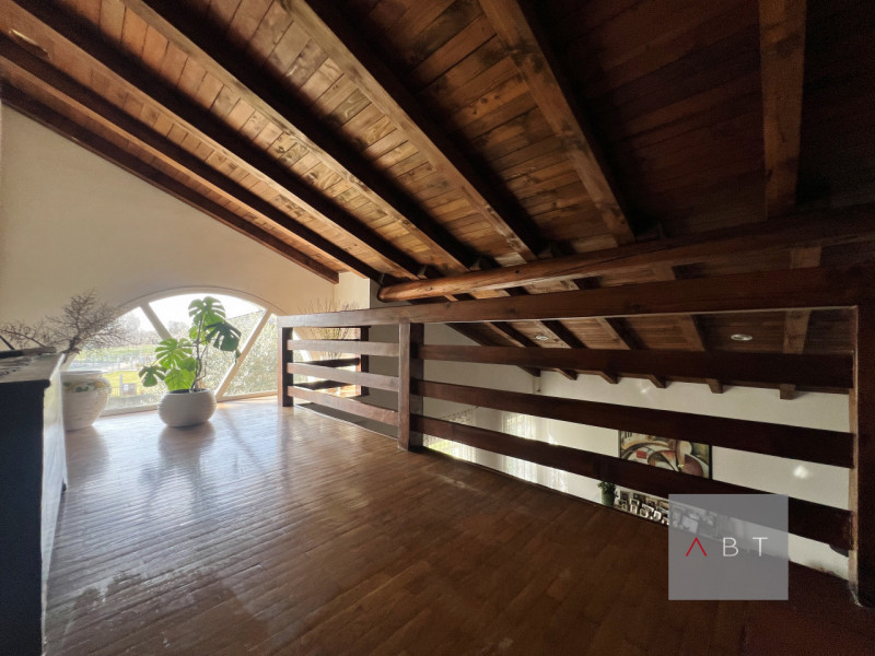 Situata nella frazione di Loreggiola, porzione di bifamiliare parzialmente ristrutturata e compos...