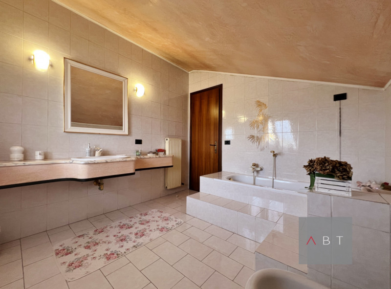 Situata nella frazione di Loreggiola, porzione di bifamiliare parzialmente ristrutturata e compos...