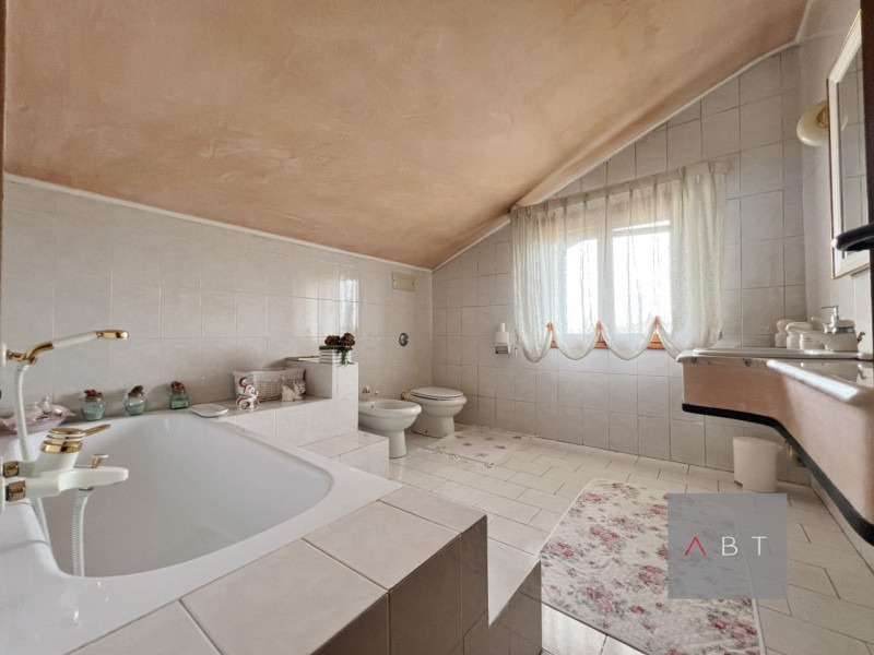 Situata nella frazione di Loreggiola, porzione di bifamiliare parzialmente ristrutturata e compos...