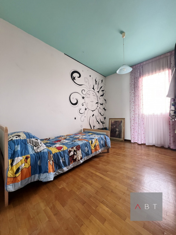 Situata nella frazione di Loreggiola, porzione di bifamiliare parzialmente ristrutturata e compos...