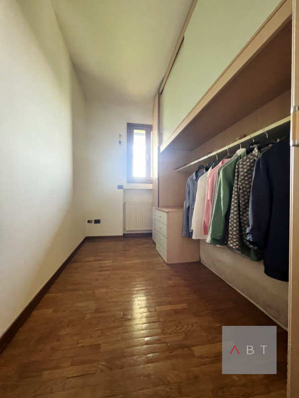 Situata nella frazione di Loreggiola, porzione di bifamiliare parzialmente ristrutturata e compos...