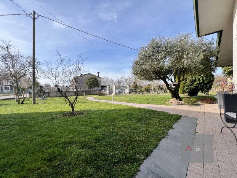 Situata nella frazione di Loreggiola, porzione di bifamiliare parzialmente ristrutturata e compos...