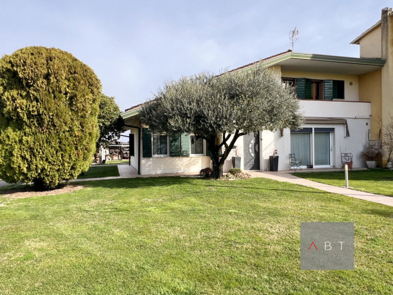 Situata nella frazione di Loreggiola, porzione di bifamiliare parzialmente ristrutturata e compos...