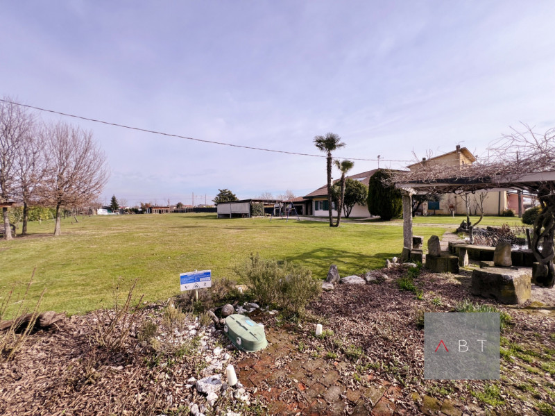 Situata nella frazione di Loreggiola, porzione di bifamiliare parzialmente ristrutturata e compos...