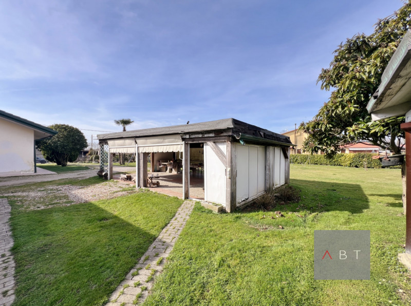 Situata nella frazione di Loreggiola, porzione di bifamiliare parzialmente ristrutturata e compos...