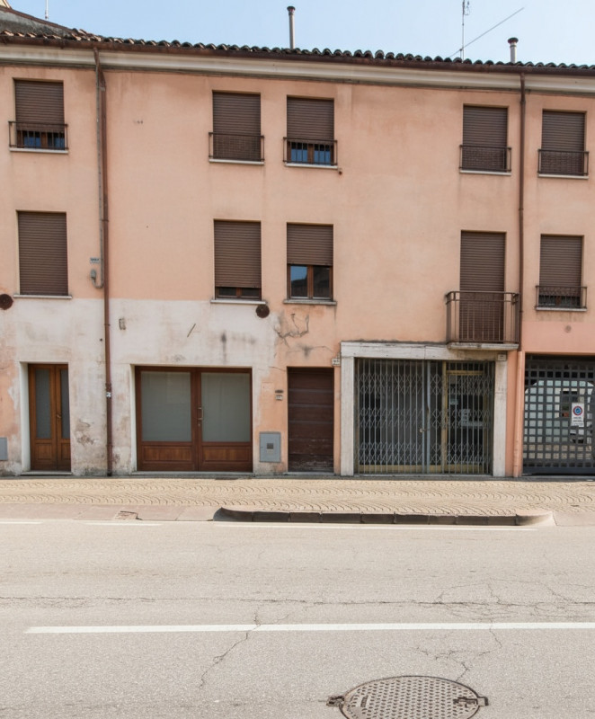 Scopri questo affascinante palazzo situato nel cuore di Este.. Con una superficie totale di 108 m...