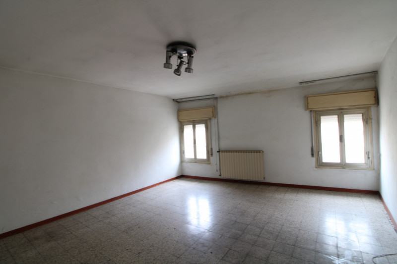 Scopri questo affascinante palazzo situato nel cuore di Este.. Con una superficie totale di 108 m...