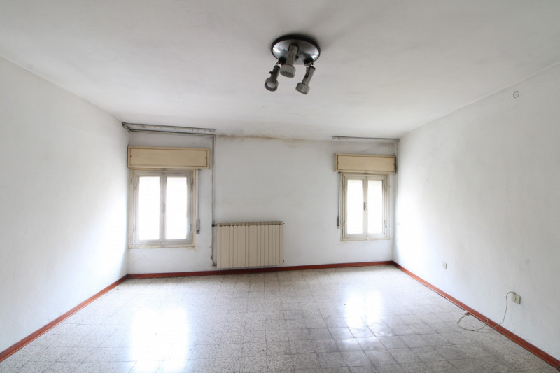 Scopri questo affascinante palazzo situato nel cuore di Este.. Con una superficie totale di 108 m...