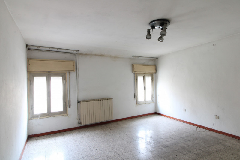 Scopri questo affascinante palazzo situato nel cuore di Este.. Con una superficie totale di 108 m...