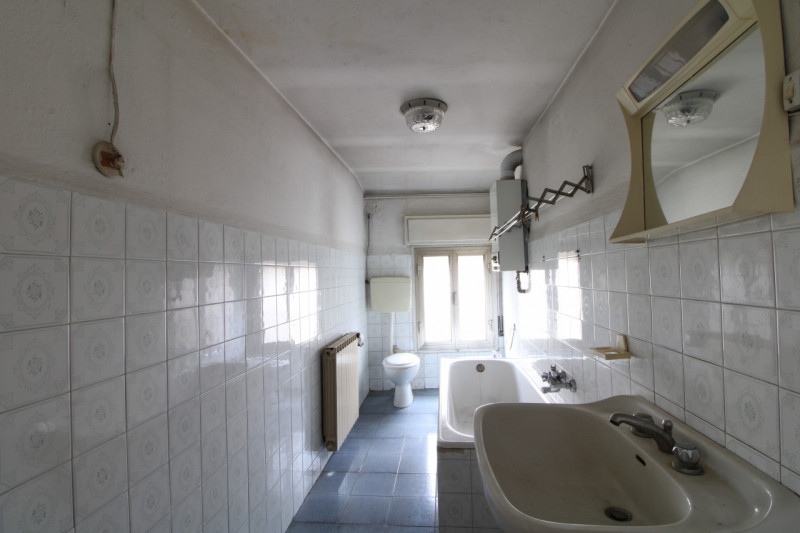 Scopri questo affascinante palazzo situato nel cuore di Este.. Con una superficie totale di 108 m...