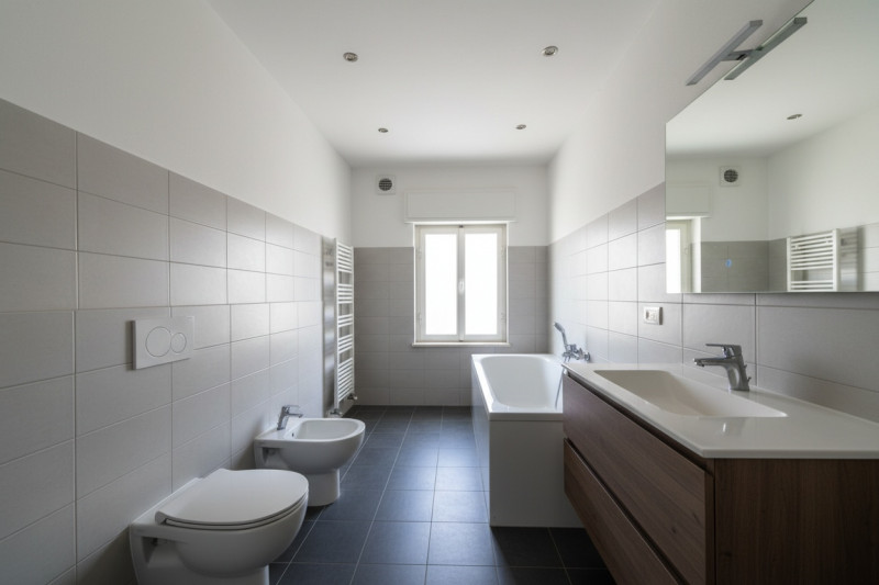 Scopri questo affascinante palazzo situato nel cuore di Este.. Con una superficie totale di 108 m...