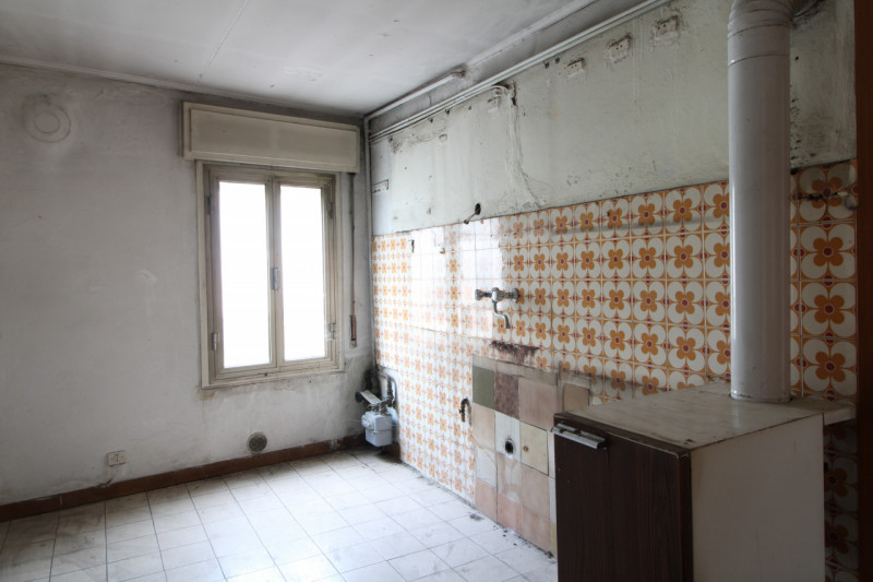 Scopri questo affascinante palazzo situato nel cuore di Este.. Con una superficie totale di 108 m...