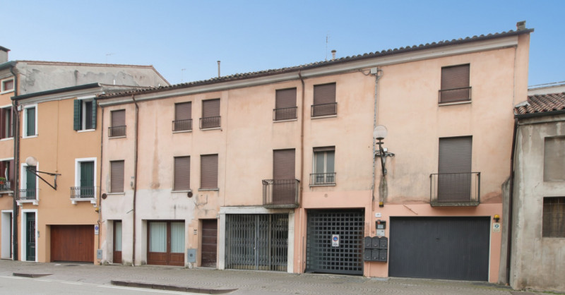 Scopri questo affascinante palazzo situato nel cuore di Este.. Con una superficie totale di 108 m...