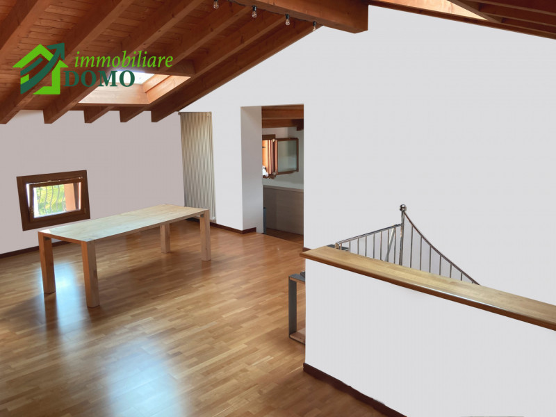 Schio Centro: comodo a tutti i servizi, appartamento Bicamere, al piano secondo su contesto di 4 ...