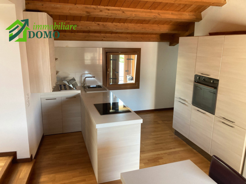 Schio Centro: comodo a tutti i servizi, appartamento Bicamere, al piano secondo su contesto di 4 ...