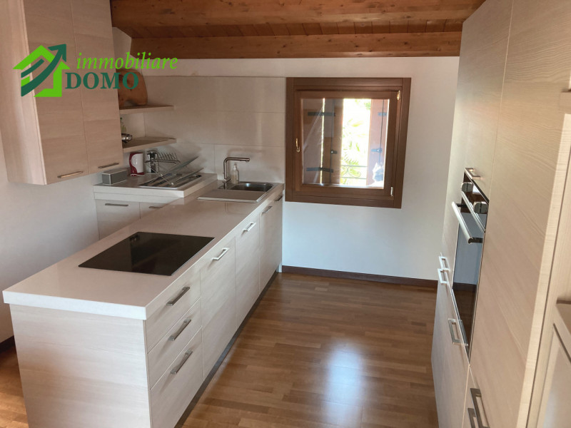 Schio Centro: comodo a tutti i servizi, appartamento Bicamere, al piano secondo su contesto di 4 ...