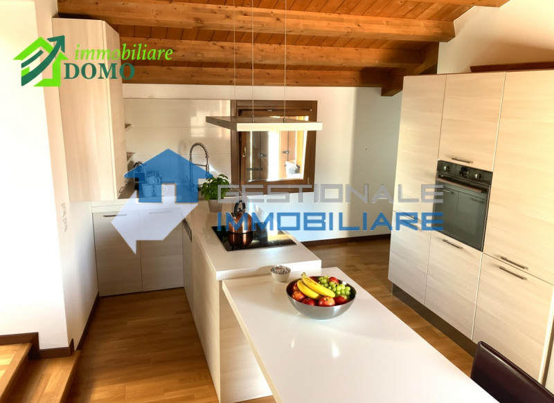 Schio Centro: comodo a tutti i servizi, appartamento Bicamere, al piano secondo su contesto di 4 ...