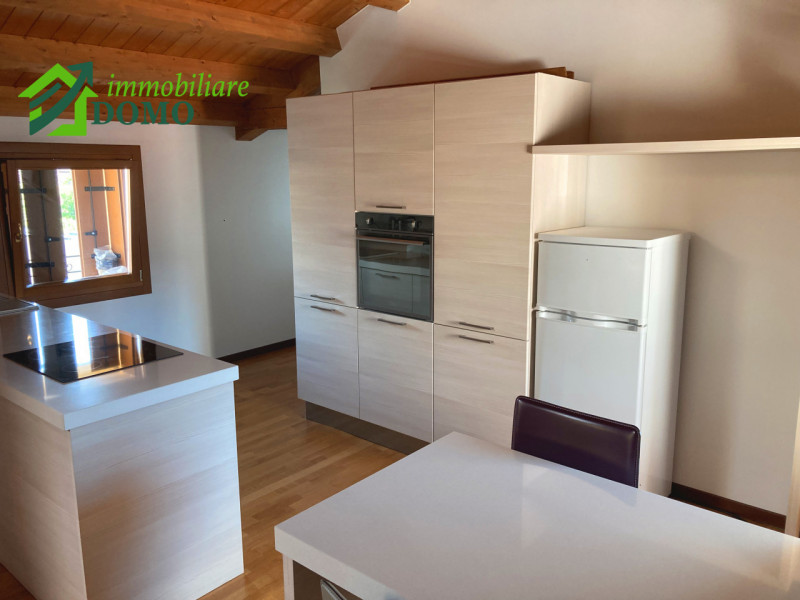 Schio Centro: comodo a tutti i servizi, appartamento Bicamere, al piano secondo su contesto di 4 ...