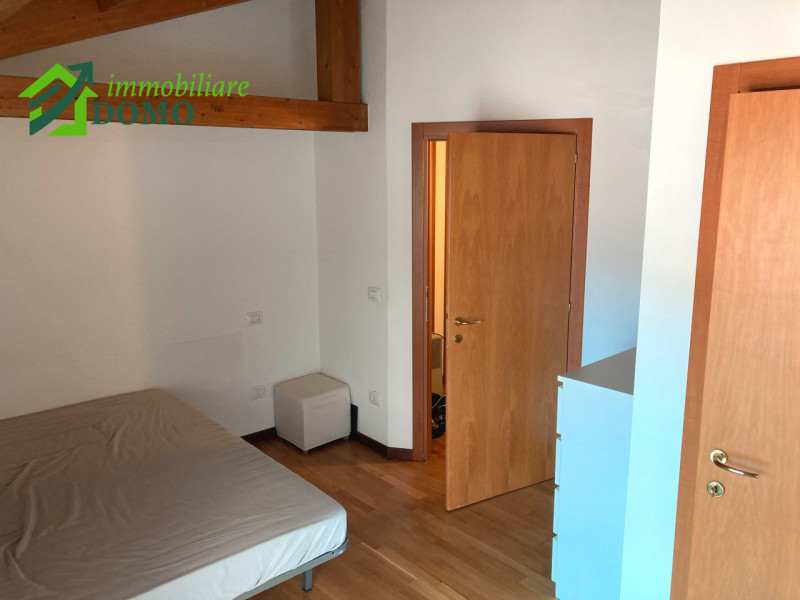 Schio Centro: comodo a tutti i servizi, appartamento Bicamere, al piano secondo su contesto di 4 ...