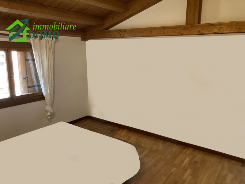 Schio Centro: comodo a tutti i servizi, appartamento Bicamere, al piano secondo su contesto di 4 ...