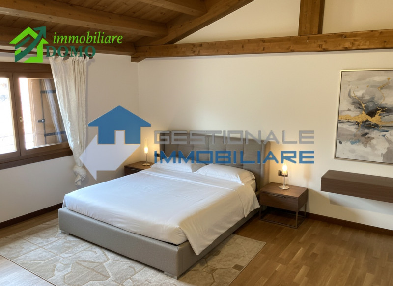 Schio Centro: comodo a tutti i servizi, appartamento Bicamere, al piano secondo su contesto di 4 ...