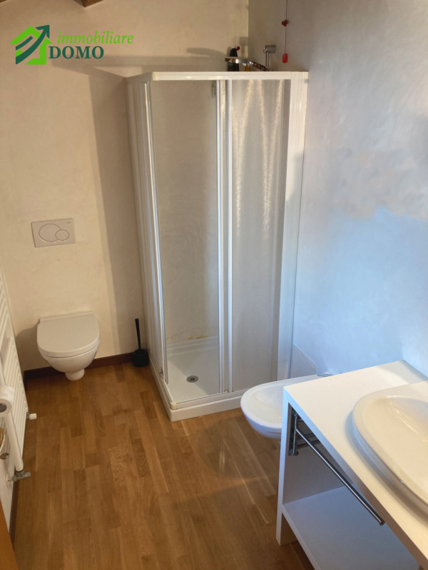 Schio Centro: comodo a tutti i servizi, appartamento Bicamere, al piano secondo su contesto di 4 ...