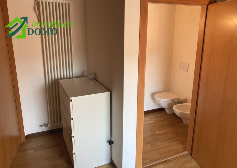 Schio Centro: comodo a tutti i servizi, appartamento Bicamere, al piano secondo su contesto di 4 ...