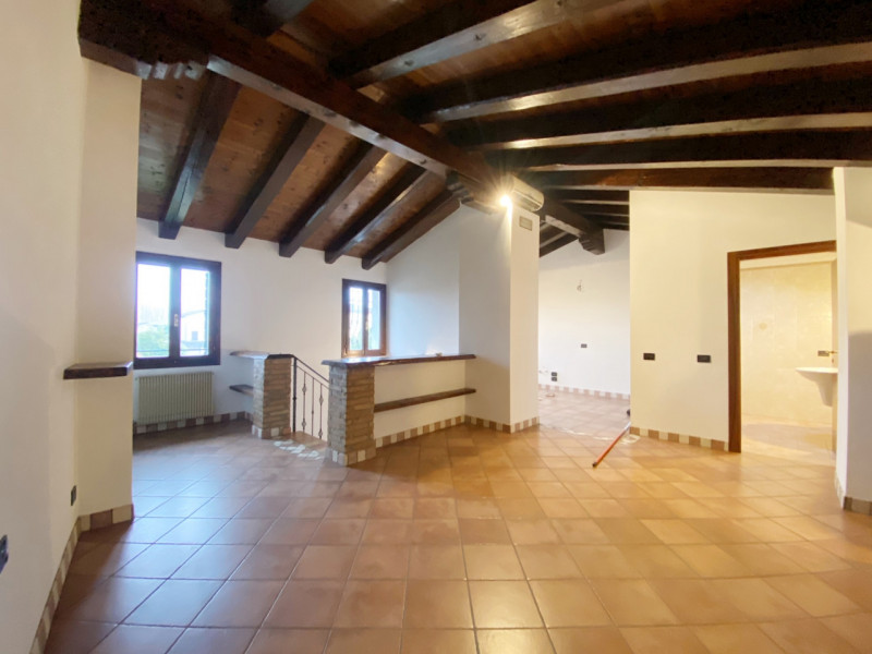 (Per INFO Mara 3481536890) A Carbonera, in località Vascon, proponiamo in vendita questa porzione...