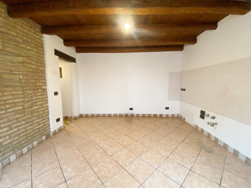 (Per INFO Mara 3481536890) A Carbonera, località Vascon, proponiamo in vendita questa porzione ce...