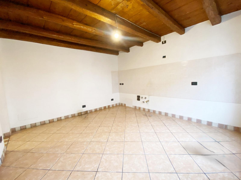 (Per INFO Mara 3481536890) A Carbonera, in località Vascon, proponiamo in vendita questa porzione...