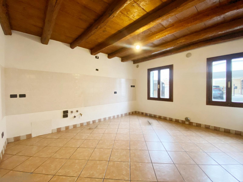 (Per INFO Mara 3481536890) A Carbonera, località Vascon, proponiamo in vendita questa porzione ce...