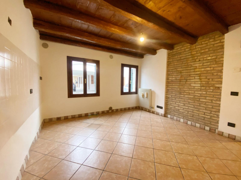 (Per INFO Mara 3481536890) A Carbonera, in località Vascon, proponiamo in vendita questa porzione...