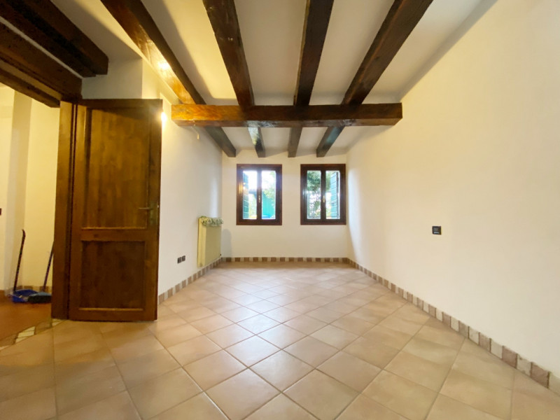 (Per INFO Mara 3481536890) A Carbonera, in località Vascon, proponiamo in vendita questa porzione...