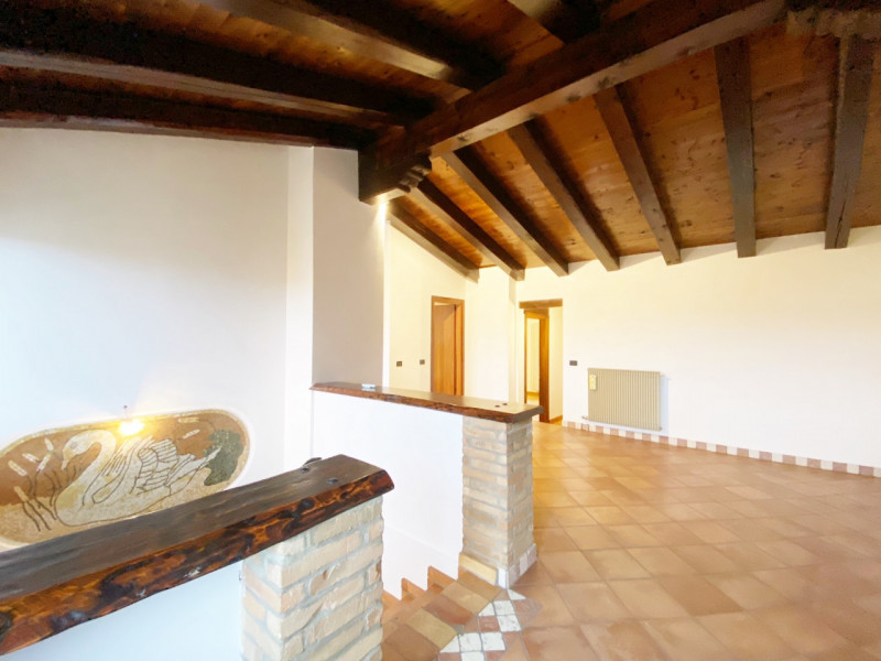 (Per INFO Mara 3481536890) A Carbonera, in località Vascon, proponiamo in vendita questa porzione...