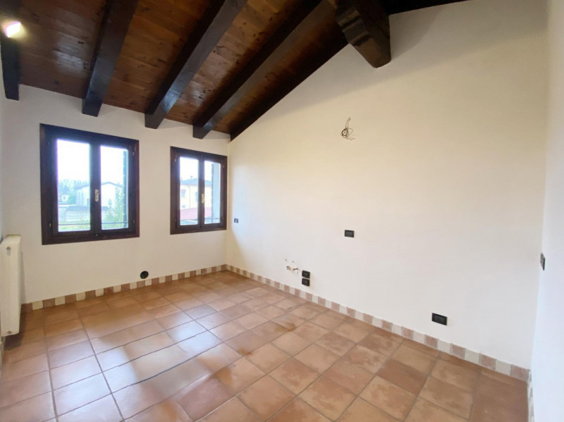 (Per INFO Mara 3481536890) A Carbonera, località Vascon, proponiamo in vendita questa porzione ce...