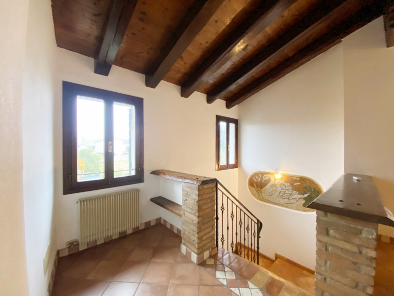 (Per INFO Mara 3481536890) A Carbonera, in località Vascon, proponiamo in vendita questa porzione...